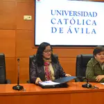 Mª del Rosario Sáez Yuguero, rectora de la UCAV; y Karen Paola Benavides, directora del Servicio de Atención Personal Integral (SAPI)