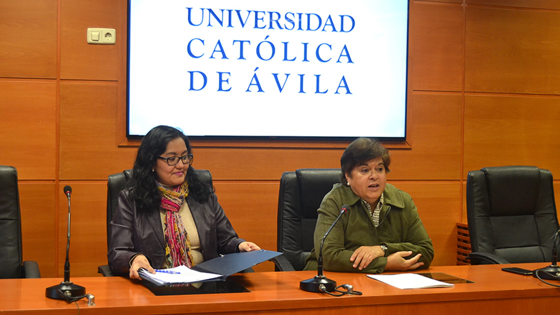 Mª del Rosario Sáez Yuguero, rectora de la UCAV; y Karen Paola Benavides, directora del Servicio de Atención Personal Integral (SAPI)