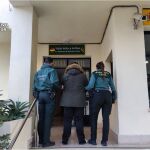 Dos guardias civiles custodian al detenido