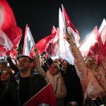 Simpatizantes del principal partido de la oposición, el Partido Republicano del Pueblo (CHP), se reúnen en un mitin para mostrar su apoyo al alcalde de Estambul, Ekrem Imamoglu