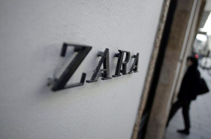 Una mujer entra en una tienda de Zara (Inditex) en La Coruña