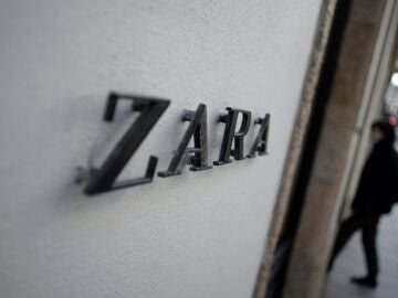 Una mujer entra en una tienda de Zara (Inditex) en La Coruña