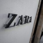 Una mujer entra en una tienda de Zara (Inditex) en La Coruña