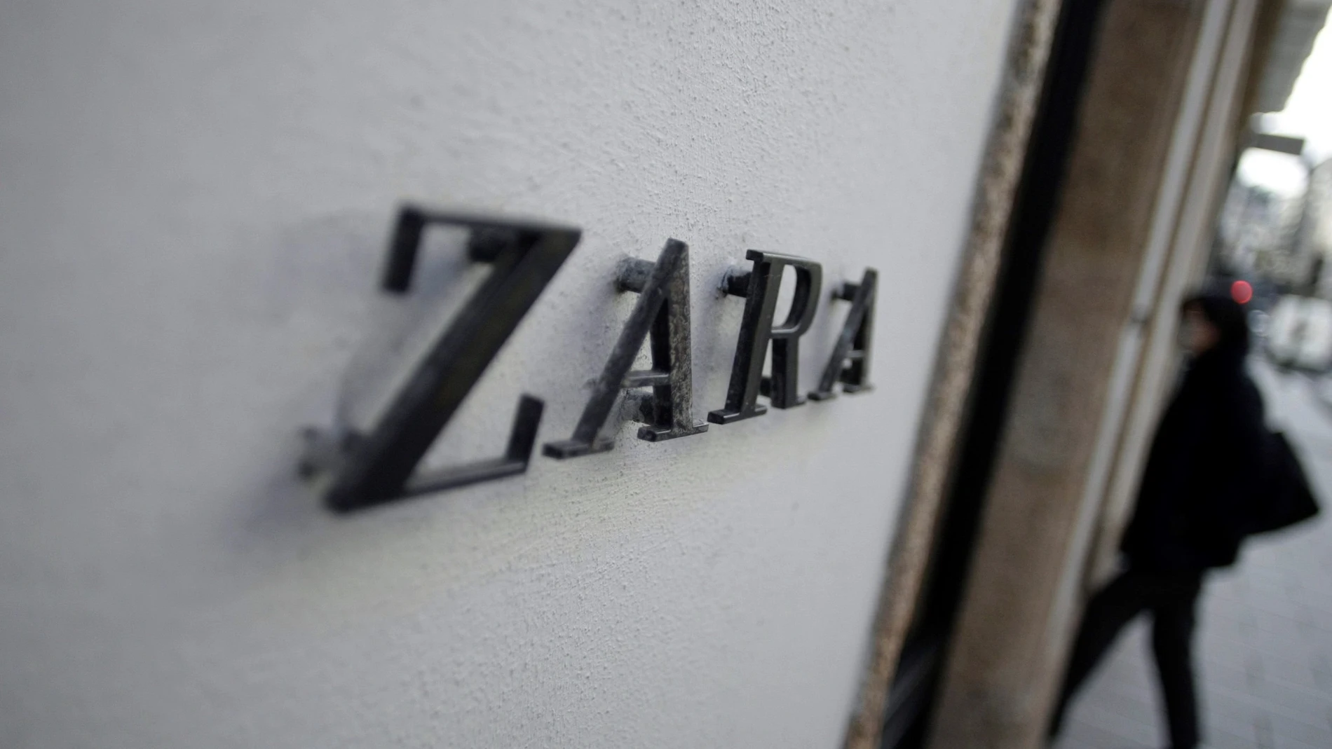 Una mujer entra en una tienda de Zara (Inditex) en La Coruña