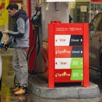 Una persona echa gasolina en una gasolinera de Madrid