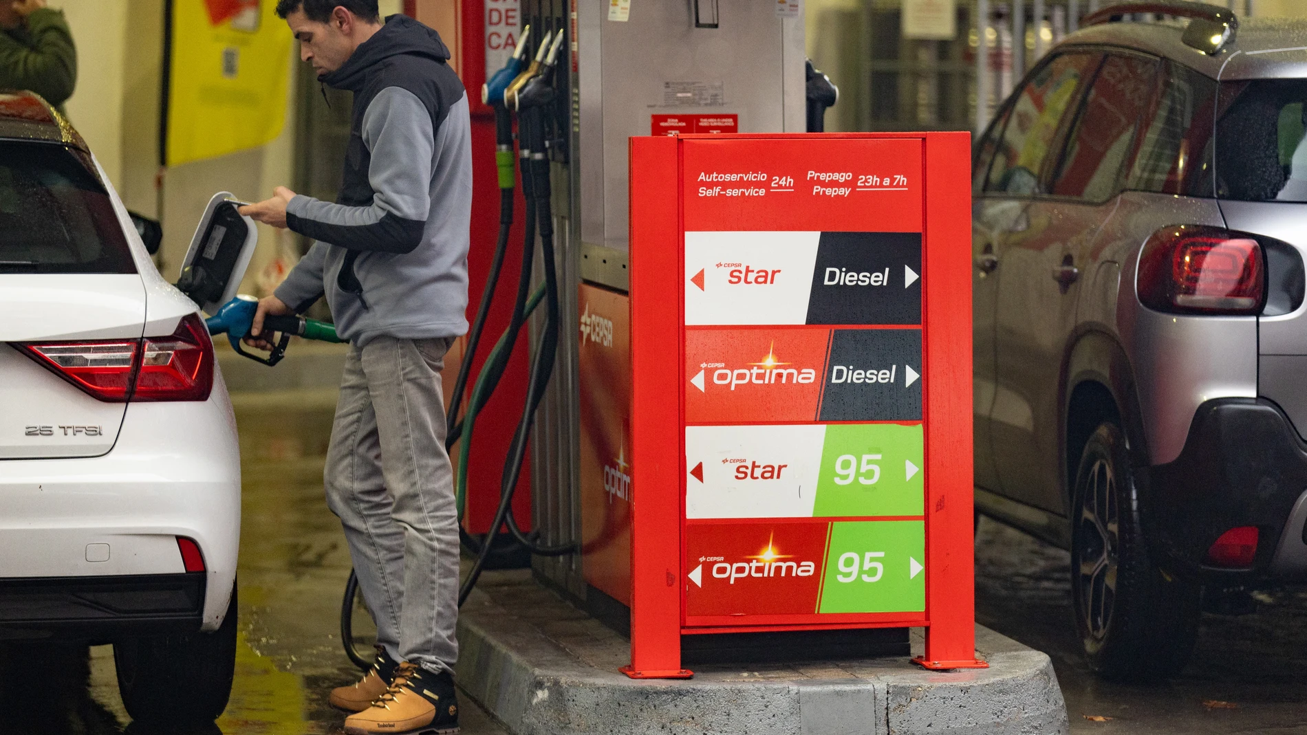Una persona echa gasolina en una gasolinera de Madrid