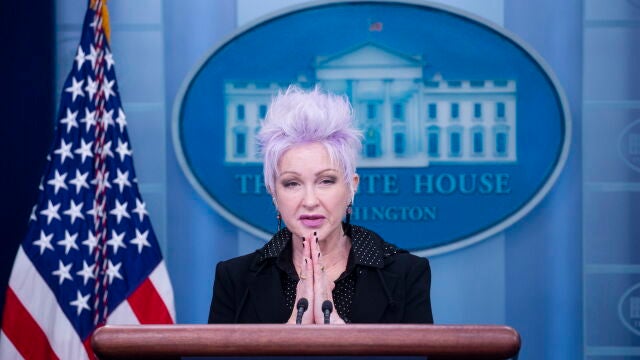 La cantante Cyndi Lauper fue una de las invitadas a la firma de la ley en la Casa Blanca