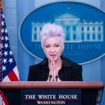 La cantante Cyndi Lauper fue una de las invitadas a la firma de la ley en la Casa Blanca