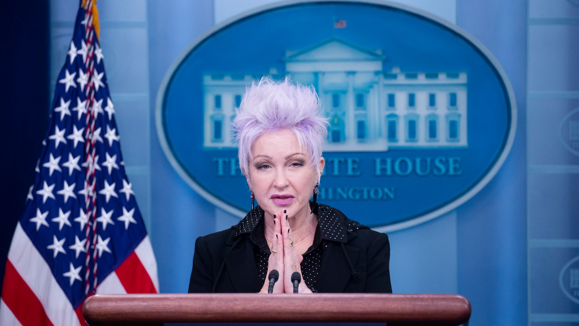 La cantante Cyndi Lauper fue una de las invitadas a la firma de la ley en la Casa Blanca