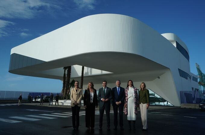 El presidente de la Junta de Andalucía, Juanma Moreno, ha asistido este miércoles a la inauguración de la nueva terminal de pasajeros, servicios portuarios y control de inspección de Policía y aduanas del Muelle Sur del Puerto de Huelva