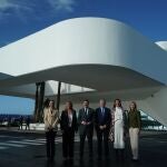 El presidente de la Junta de Andalucía, Juanma Moreno, ha asistido este miércoles a la inauguración de la nueva terminal de pasajeros, servicios portuarios y control de inspección de Policía y aduanas del Muelle Sur del Puerto de Huelva