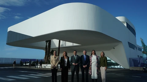 El presidente de la Junta de Andalucía, Juanma Moreno, ha asistido este miércoles a la inauguración de la nueva terminal de pasajeros, servicios portuarios y control de inspección de Policía y aduanas del Muelle Sur del Puerto de Huelva