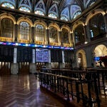 Varios paneles y monitores muestran en el parqué madrileño la evolución de la Bolsa