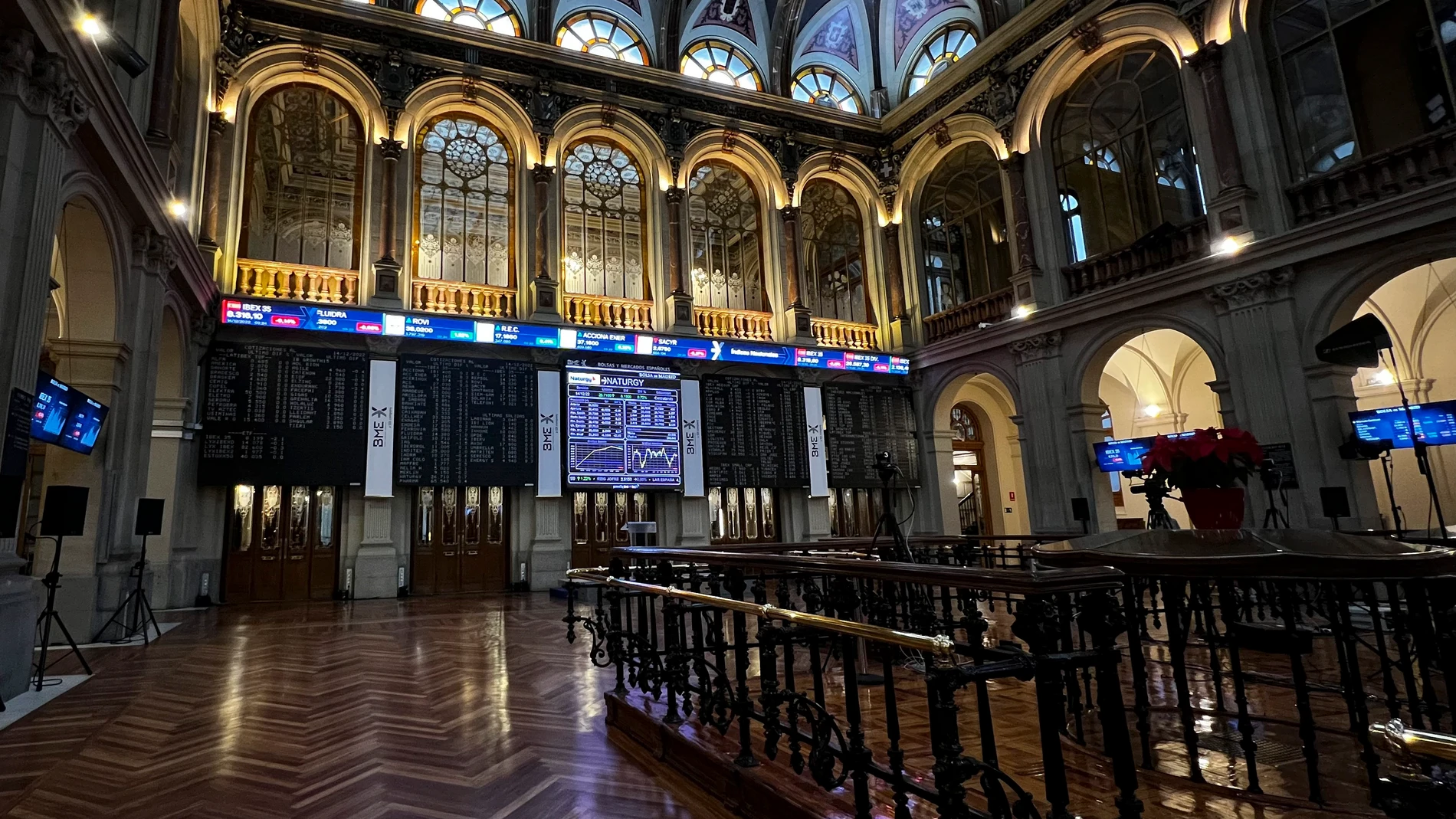 Varios paneles y monitores muestran en el parqué madrileño la evolución de la Bolsa