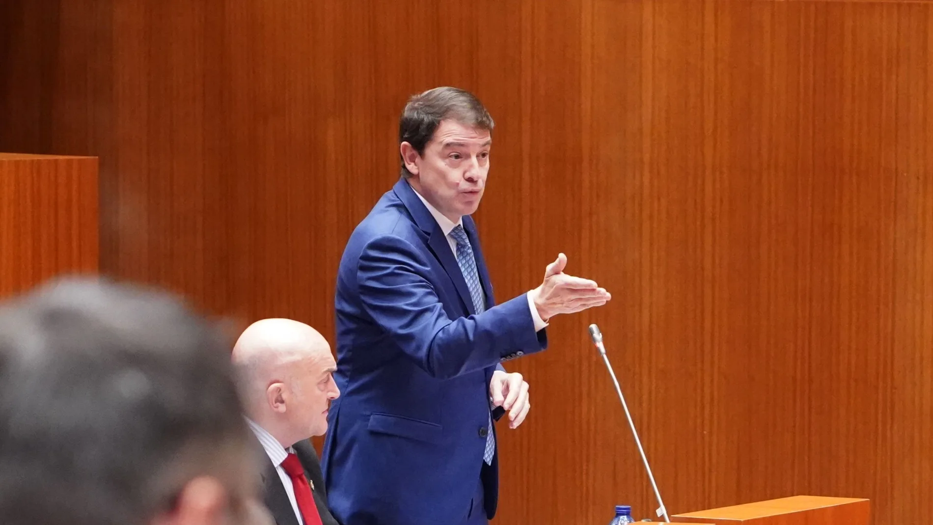 Fernández Mañueco, durante su cara a cara con Tudanca en las Cortes