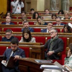 El presidente del grupo parlamentario de Socialistes i Units per Avançar y líder de la oposición, Salvador Illa hace una pregunta al presidente de la Generalitat, Pere Aragonès durante la sesión de control en el Parlament