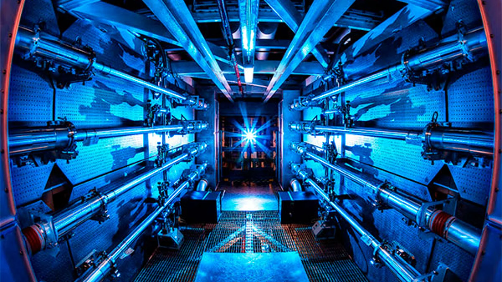 Los 192 rayos láser recorren 1.500 metros de tuberías hasta llegar a la cámara de fusión.