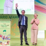 El presidente del Partido Popular, Alberto Núñez Feijóo, y la presidenta nacional de AFAMMER, Carmen Quintanilla, en el III Congreso Internacional de la Asociación de Familias y Mujeres del Medio Rural (AFAMMER), en el Hotel Auditórium.