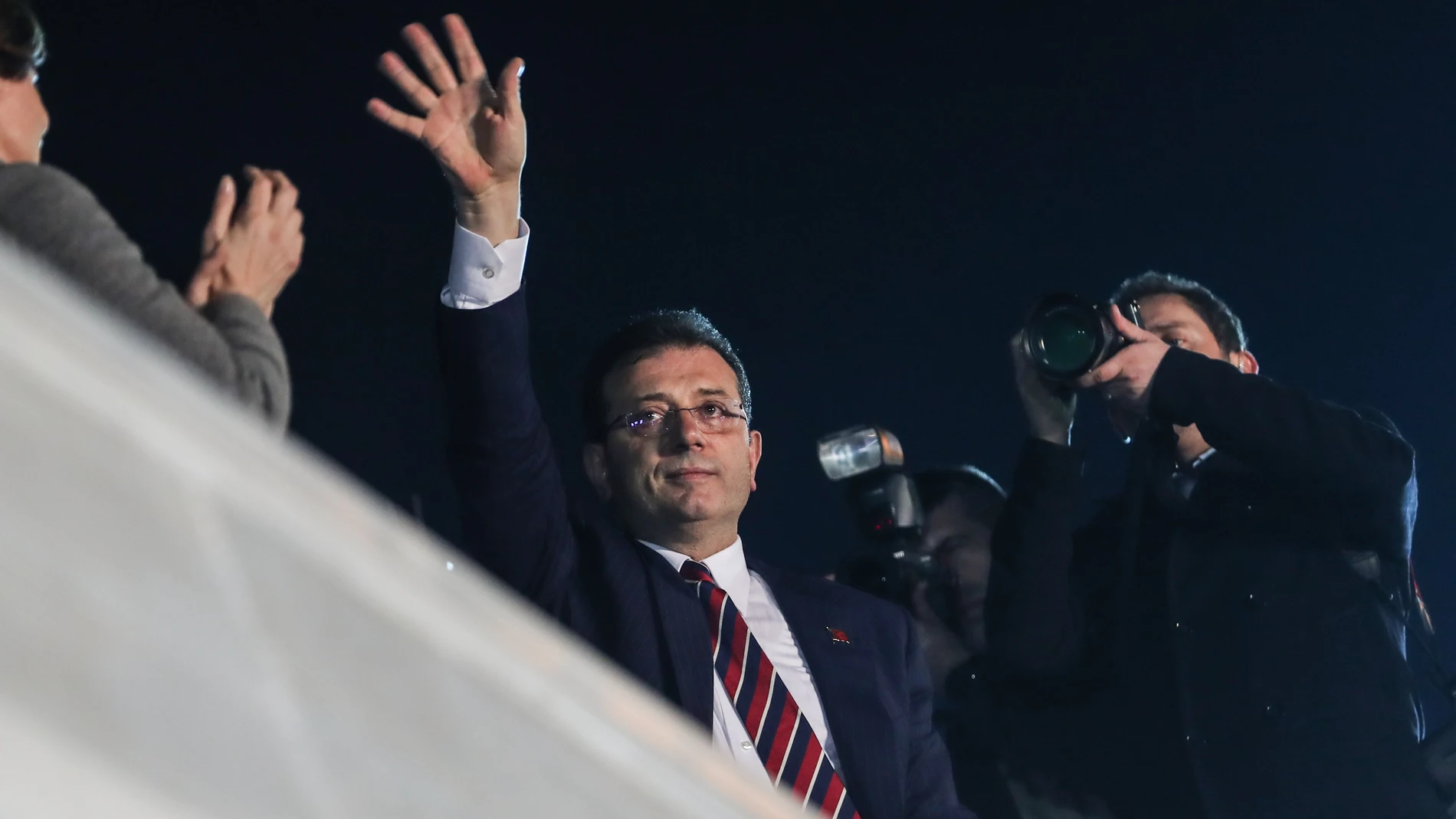 El alcalde de Estambul, Ekrem Imamoglu (C), saluda a sus seguidores durante un mitin frente al Ayuntamiento de Estambul, tras su juicio