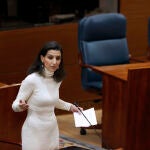 La líder de Vox en Madrid, Rocío Monasterio, interviene en el pleno de la Asamblea de Madrid este jueves. EFE/Javier Lizón