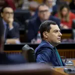 El presidente de la Junta de Andalucía, Juanma Moreno, en la sesión de control al Gobierno. María José López / Europa Press
