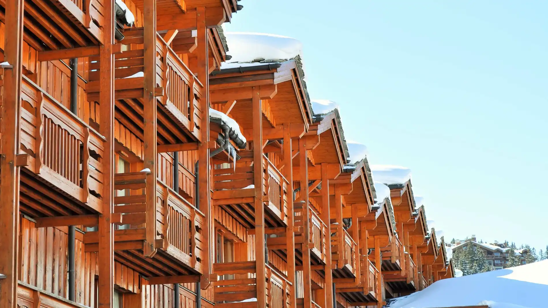 Una fila de casas de madera en un paisaje nevado