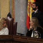 La presidenta de la cámara, Meritxell Batet y la vicepresidenta Ana Pastor durante el pleno extraordinario del Congreso de los Diputados celebrado este jueves en Madrid para votar una amplia reforma impulsada por el Gobierno para eliminar el delito de sedición