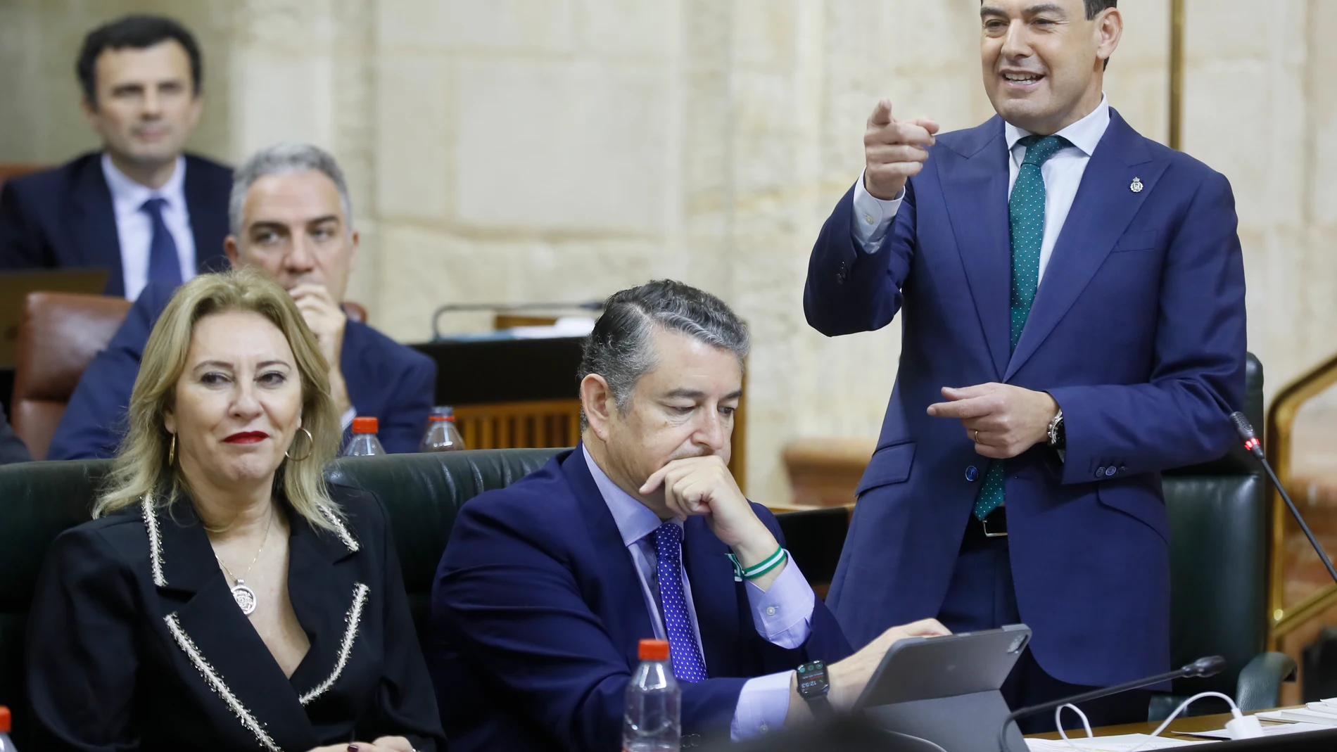 El presidente de la Junta de Andalucía, Juanma Moreno, durante una intervención en la sesión de control al Gobierno en el pleno del Parlamento andaluz