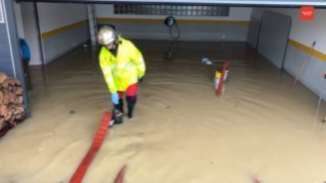 Bomberos de la Comunidad de Madrid achican agua de un garaje de Majadahonda