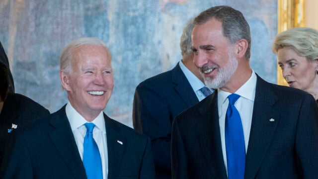 El presidente de los Estados Unidos, Joe Biden (i), y el Rey Felipe VI (d) a su llegada a la cena de Gala Real para los participantes de la Cumbre de la OTAN,