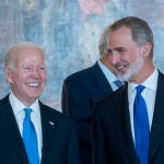 El presidente de los Estados Unidos, Joe Biden (i), y el Rey Felipe VI (d) a su llegada a la cena de Gala Real para los participantes de la Cumbre de la OTAN,