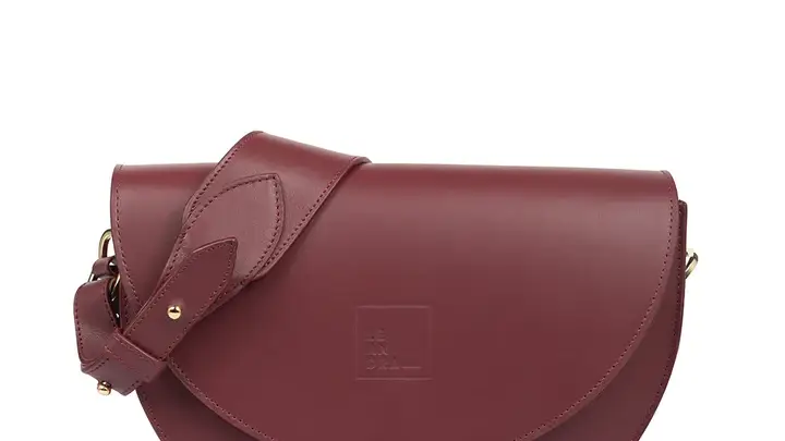 Saddle bag de piel color burgundy, de Leandra