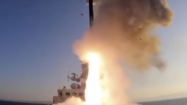 Un buque de la Armada rusa lanza un misil de crucero hacia Ucrania