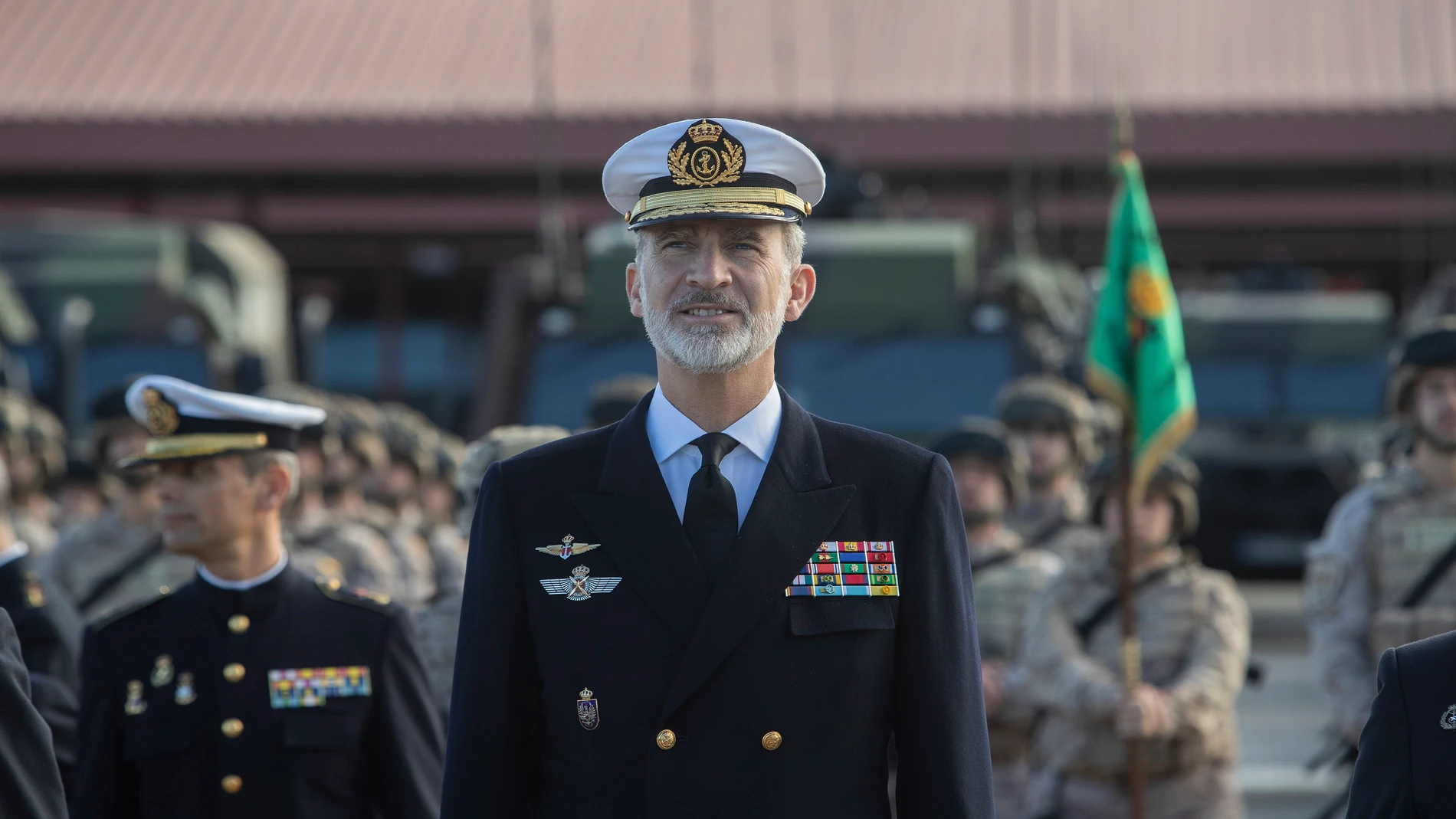 Felipe VI, durante su visita a las instalaciones del Tercio de Armada (TEAR)