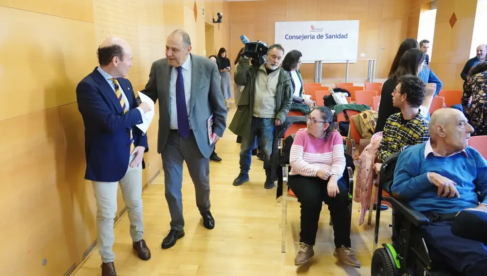El viceconsejero de Asistencia Sanitaria, Planificación y Resultados de Salud, Jesús García-Cruces Méndez; y el presidente de Aspace CyL, Jesús Alberto Martín Herrero, antes de presentar el informe