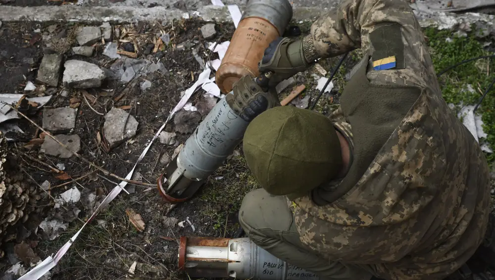 Un soldado ucraniano se prepara para un ataque en Bajmut, el lugar de las batallas más duras con las tropas rusas, en la región de Donetsk