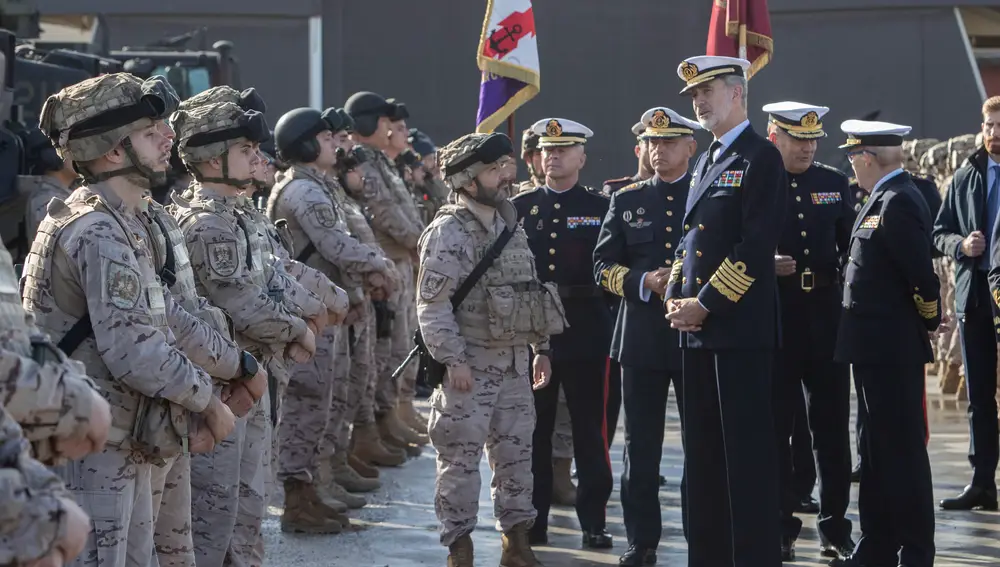 El rey Felipe VI, durante su visita a las instalaciones del Tercio de Armada (TEAR) y del Tercio Sur (TERSUR) de la Fuerza de Protección