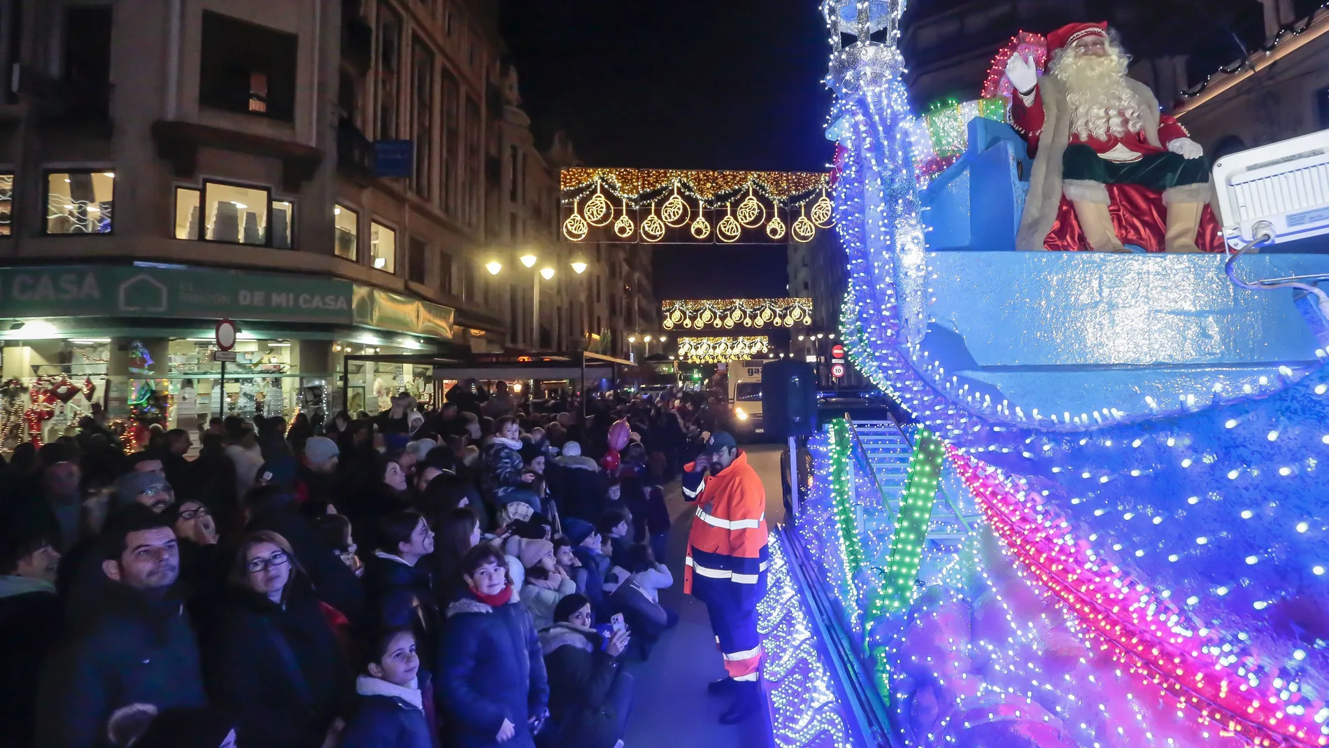 La Cabalgaza de Papá Noel recorre las calles de León