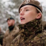 La OTAN felicita la Navidad con un villancico cantado por militares de distintos países, en un bosque de Letonia