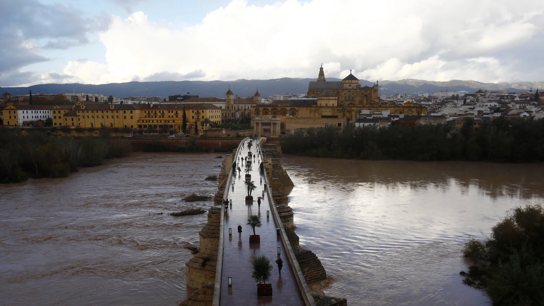 Estado en el que se encuentra el río Guadalquivir junto al Puente Romano en Córdoba, con la imagen de la Mezquita-Catedral al fondo. EFE/Salas