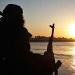 Un yihadista del EI en Raqqa (Siria) posa de espaldas con su AK-47 en 2014