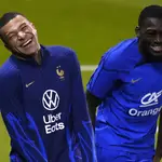 Youssouf Fofana (derecha) se ríe al lado de Mbappé en el último entrenamiento antes de la final del Mundial de Qatar entre Francia y Argentina