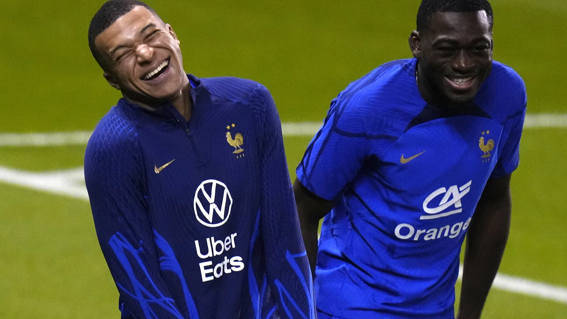 Youssouf Fofana (derecha) se ríe al lado de Mbappé en el último entrenamiento antes de la final del Mundial de Qatar entre Francia y Argentina