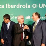 El presidente de Iberdrola, Ignacio Galán, saluda el presidente de Unicef España, Gustavo Suárez Pertierra (segundo por la izquierda)