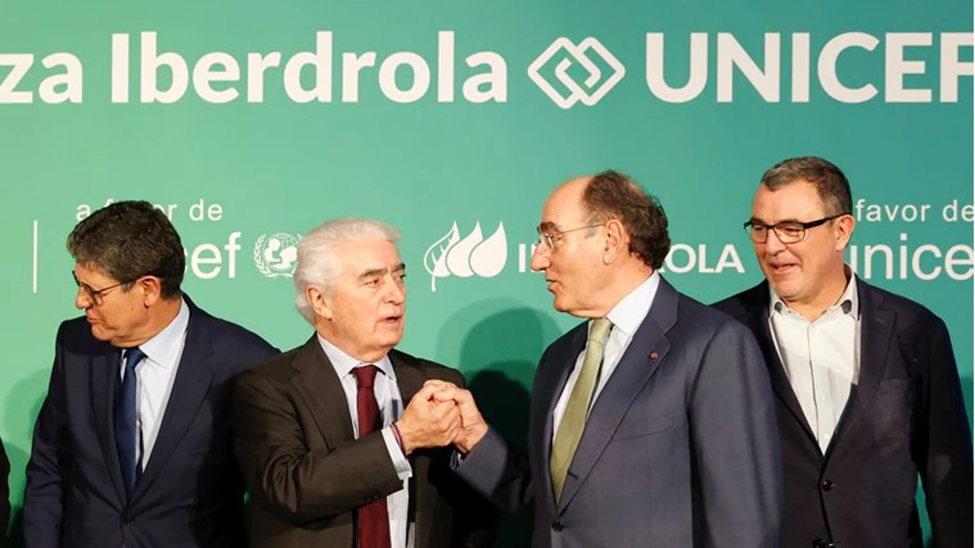 El presidente de Iberdrola, Ignacio Galán, saluda el presidente de Unicef España, Gustavo Suárez Pertierra (segundo por la izquierda)