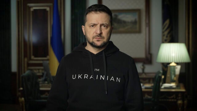El presidente ucraniano, Volodimir Zelenski, pronuncia su discurso nocturno al pueblo de Ucrania desde el Palacio Mariyinsky