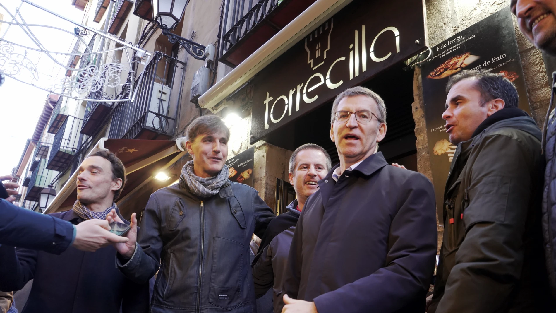 El presidente del Partido Popular, Alberto Núñez Feijóo, conversa con varias personas mientras da un paseo por la calle Laurel de Logroño, a 17 de diciembre de 2022, en Logroño, La Rioja (España).