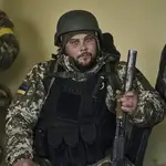 Un soldado ucraniano descansa cerca de su posición en Bajmut, región de Donetsk