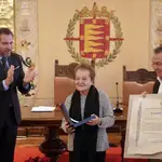 La viuda de Jiménez Lozano, Dora Vicente, y uno de sus hijos, Ángel, recogen la Medalla de Oro de Valladolid a título póstumo para el universal escritor