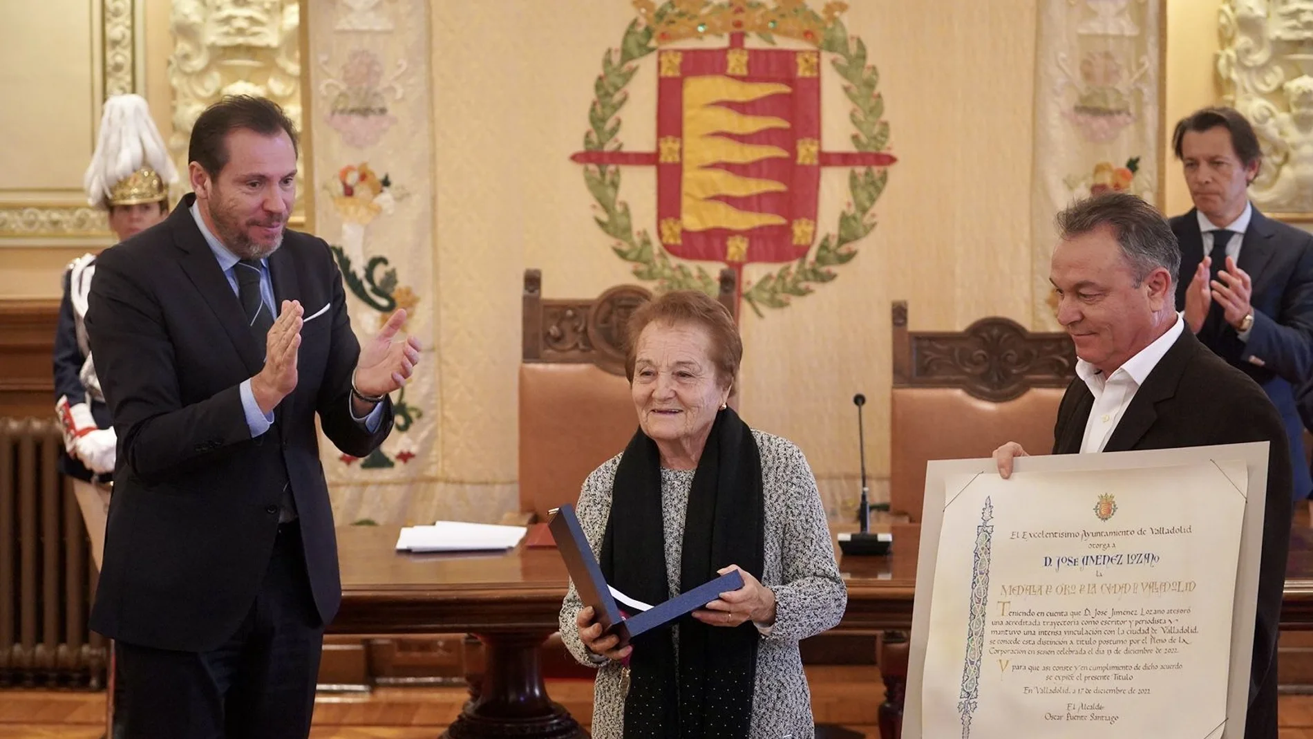 La viuda de Jiménez Lozano, Dora Vicente, y uno de sus hijos, Ángel, recogen la Medalla de Oro de Valladolid a título póstumo para el universal escritor